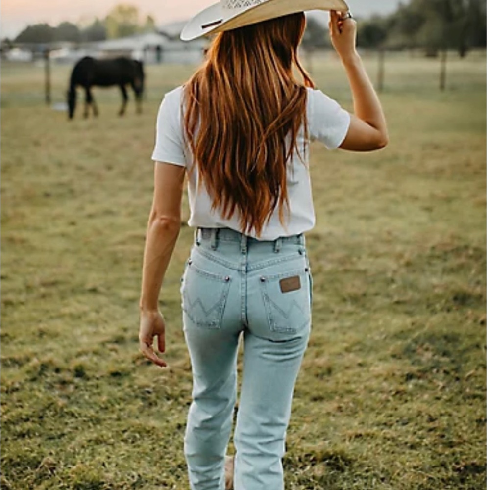 Women’s Wranglers Cowboy Cut Slim Fit Jean In Bleach- Size 7